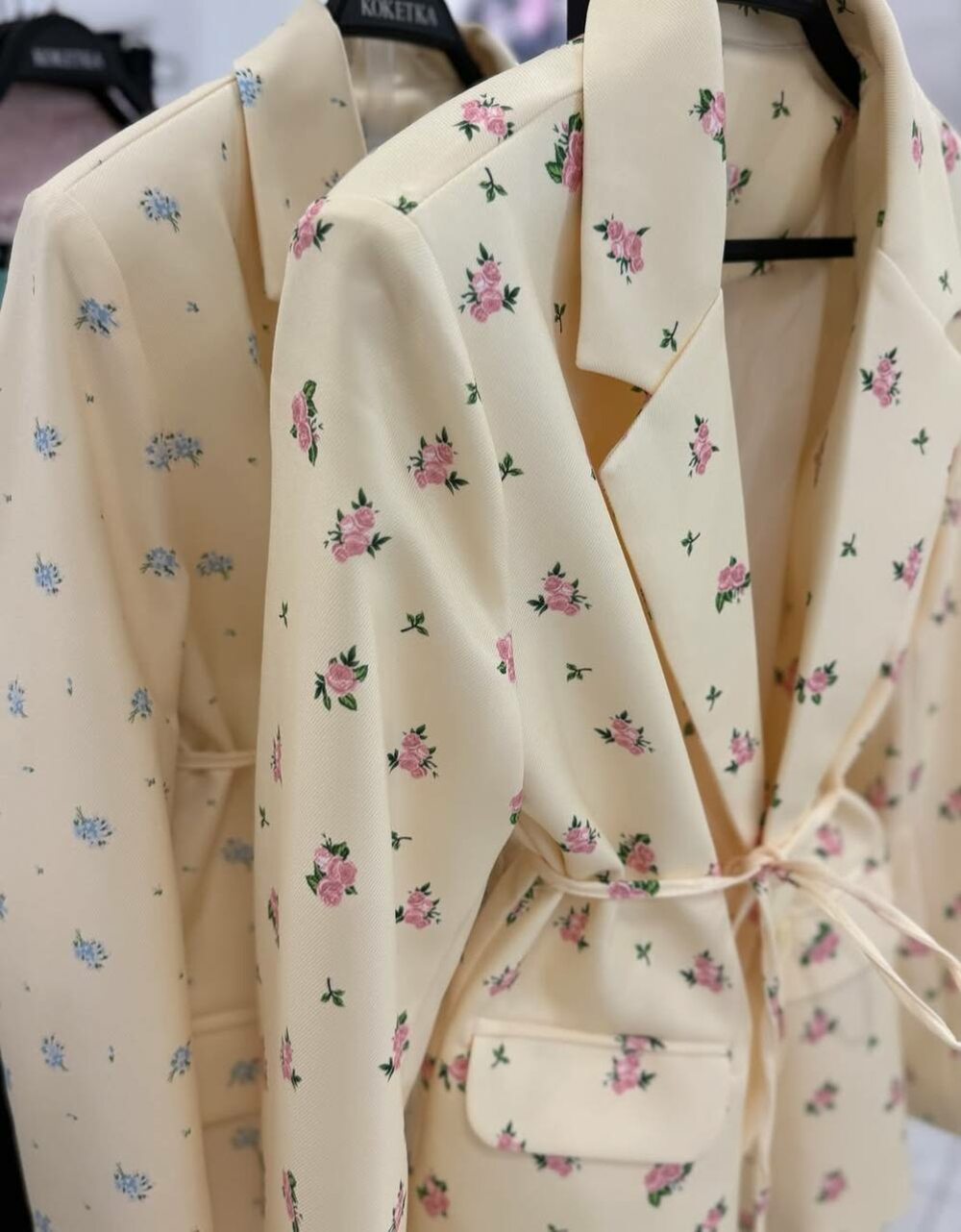 Піджак в квітковий принт спояском, колір жовтий, рожевий принт