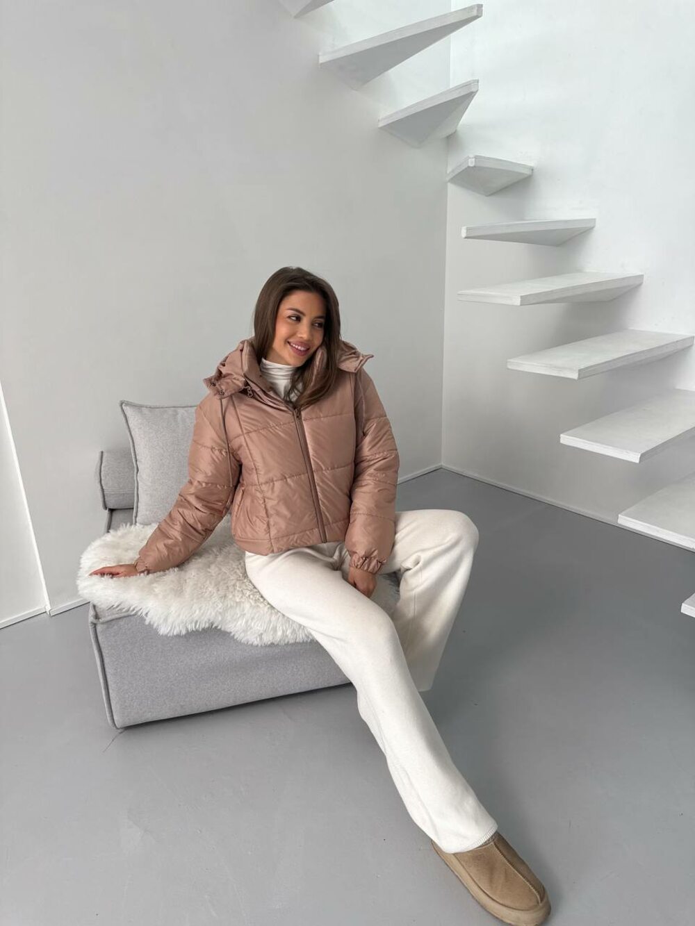 Жіноча стьобана куртка укорочена у відтінку пудровий шоколад