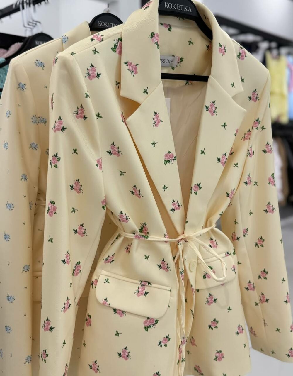 Піджак в квітковий принт спояском, колір жовтий, рожевий принт