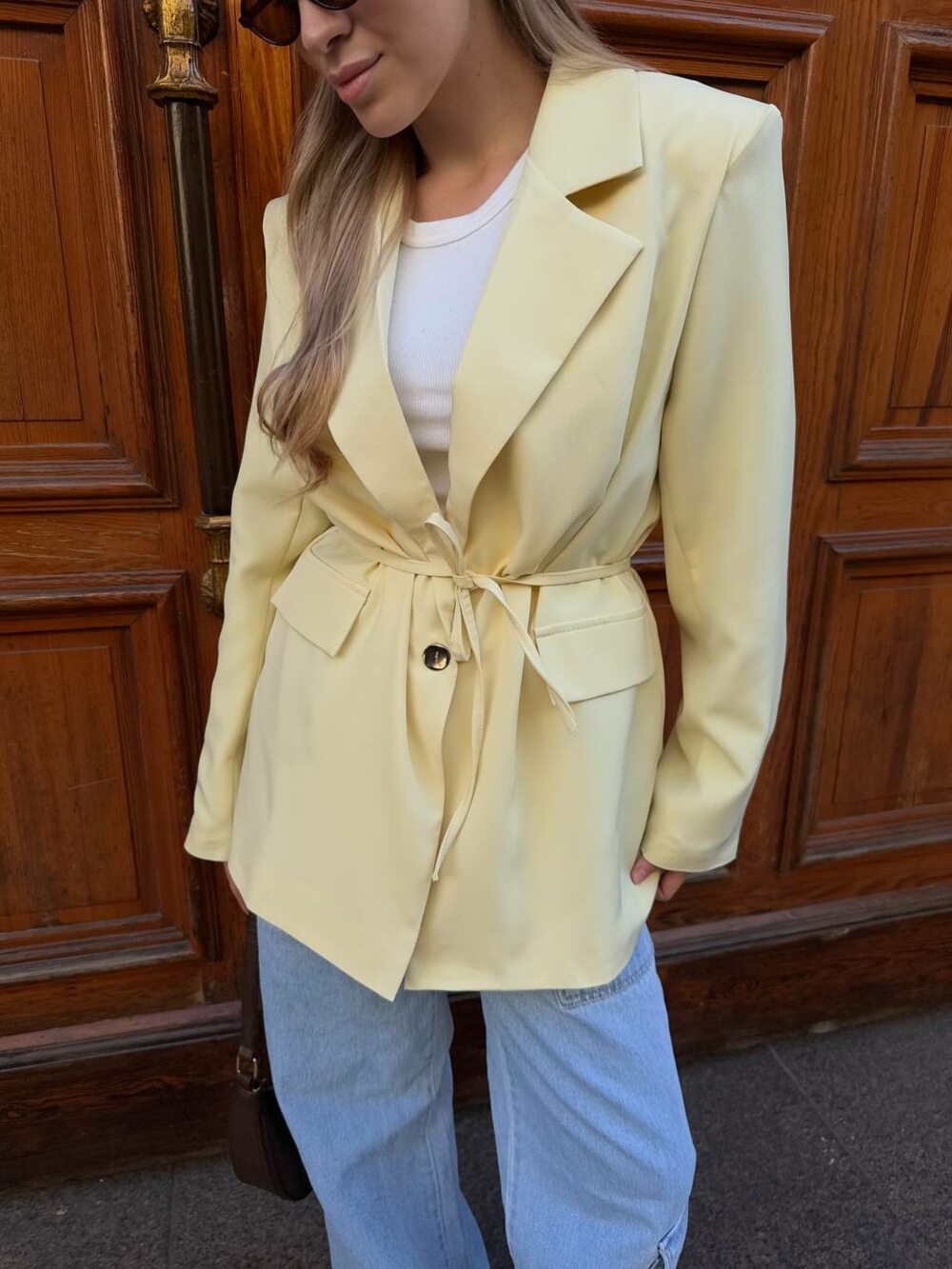 Подовжений піджак з тонким поясом, колір вершкове масло