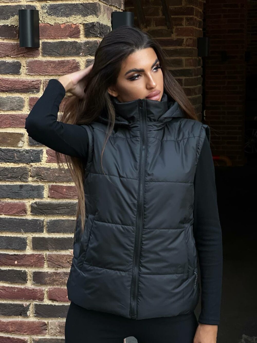 Жилетка с капюшоном осенняя черная