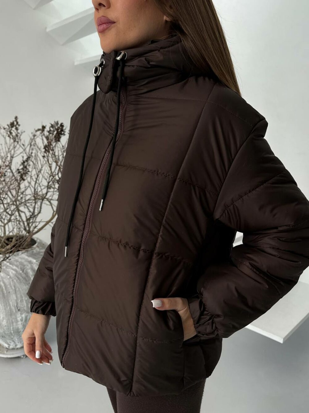 Жіноча стьобана куртка укорочена у відтінку темно-коричневий