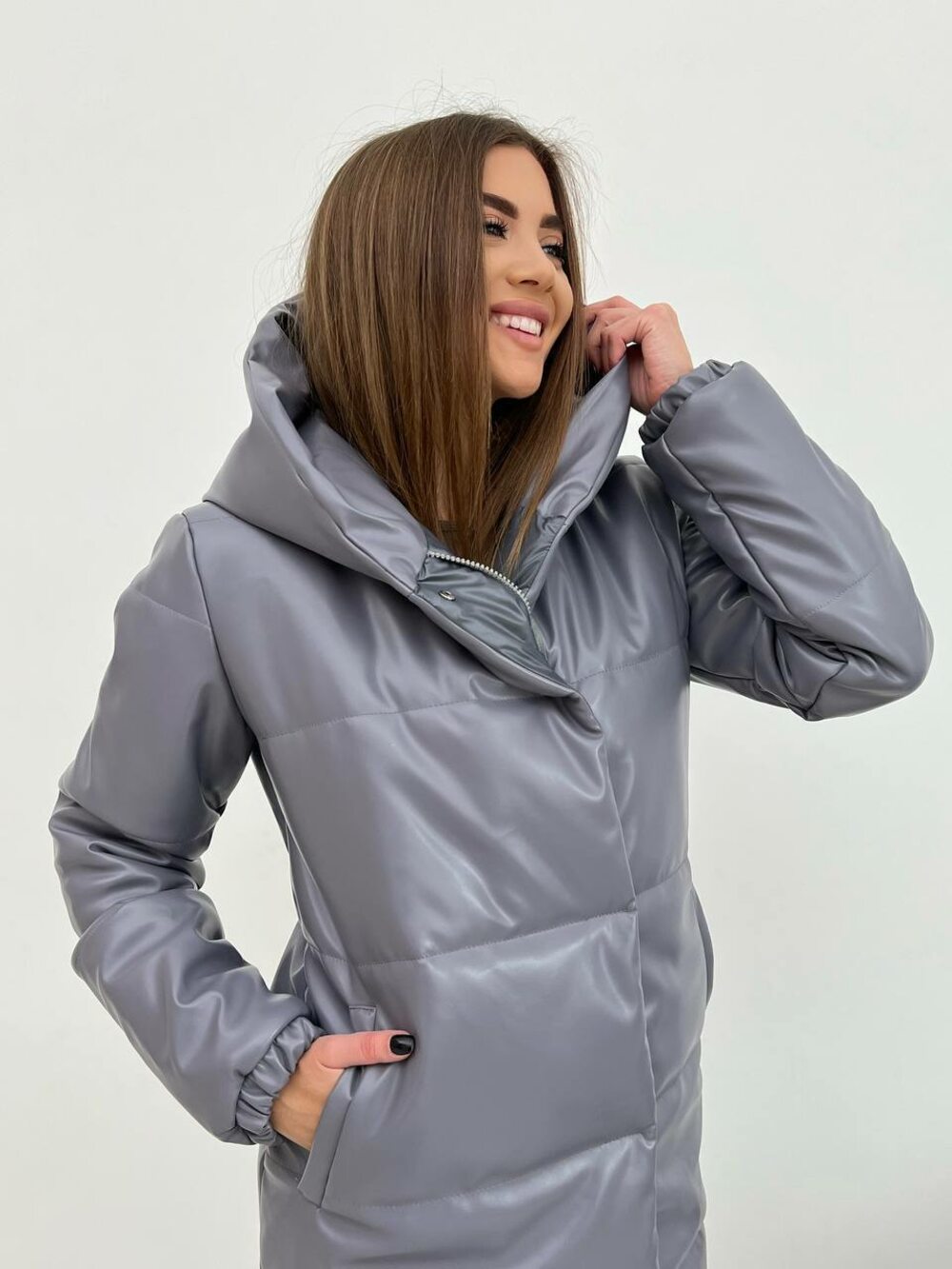 Жіноча тепла куртка з капюшоном.