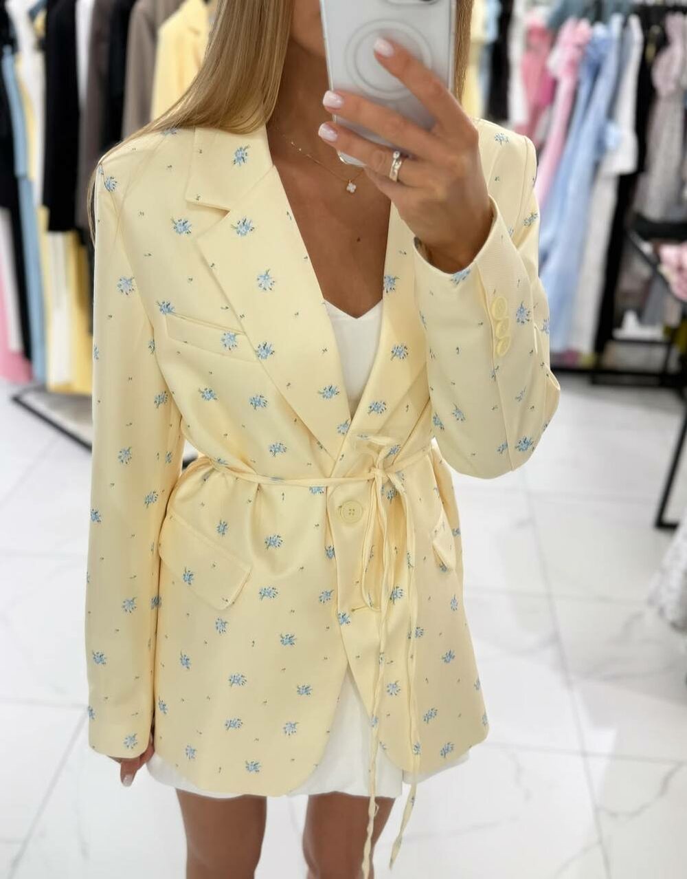 Пиджак в цветочный принт спояском, цвет желтый, принт голубой
