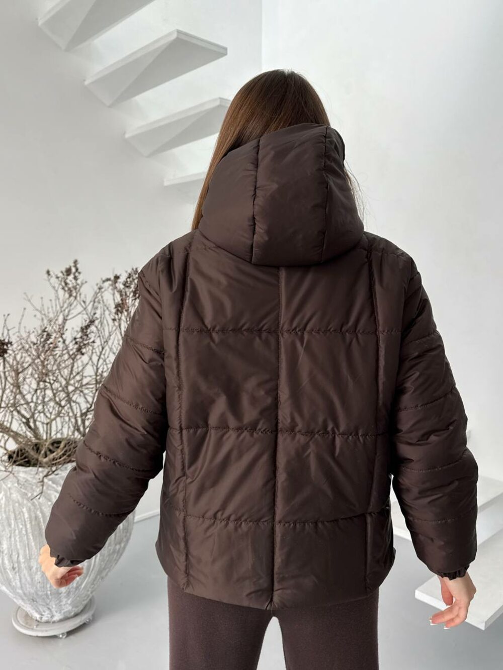 Жіноча стьобана куртка укорочена у відтінку темно-коричневий