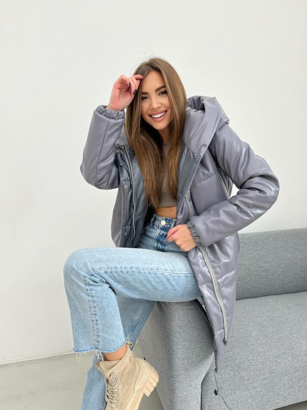 Жіноча тепла куртка з капюшоном.