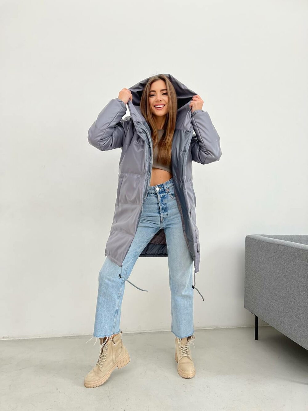 Жіноча тепла куртка з капюшоном.