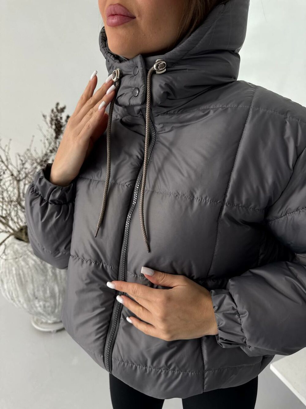 Жіноча стьобана куртка укорочена у відтінку сірого кольору