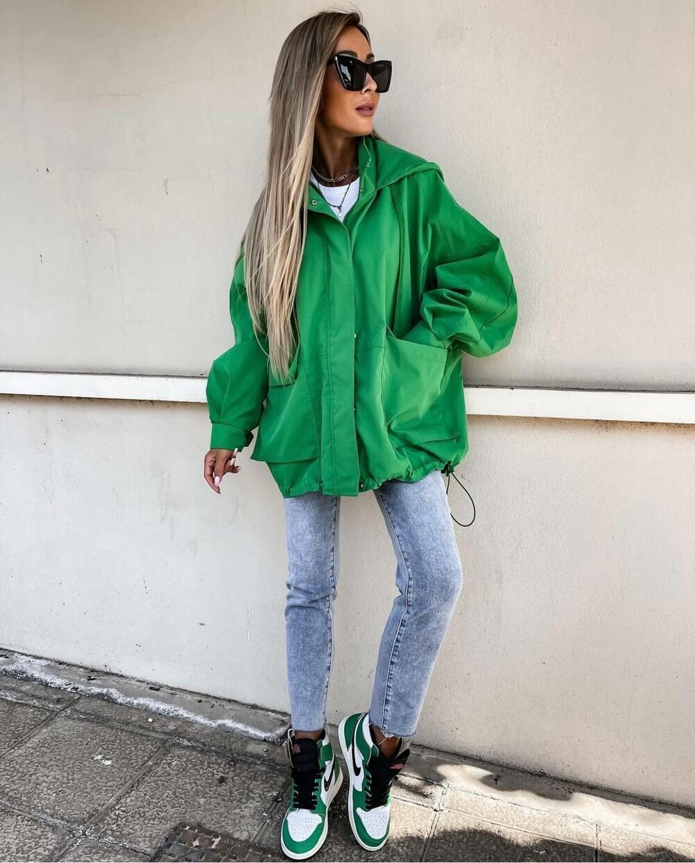 Жіноча зелена ветровка з кишенями