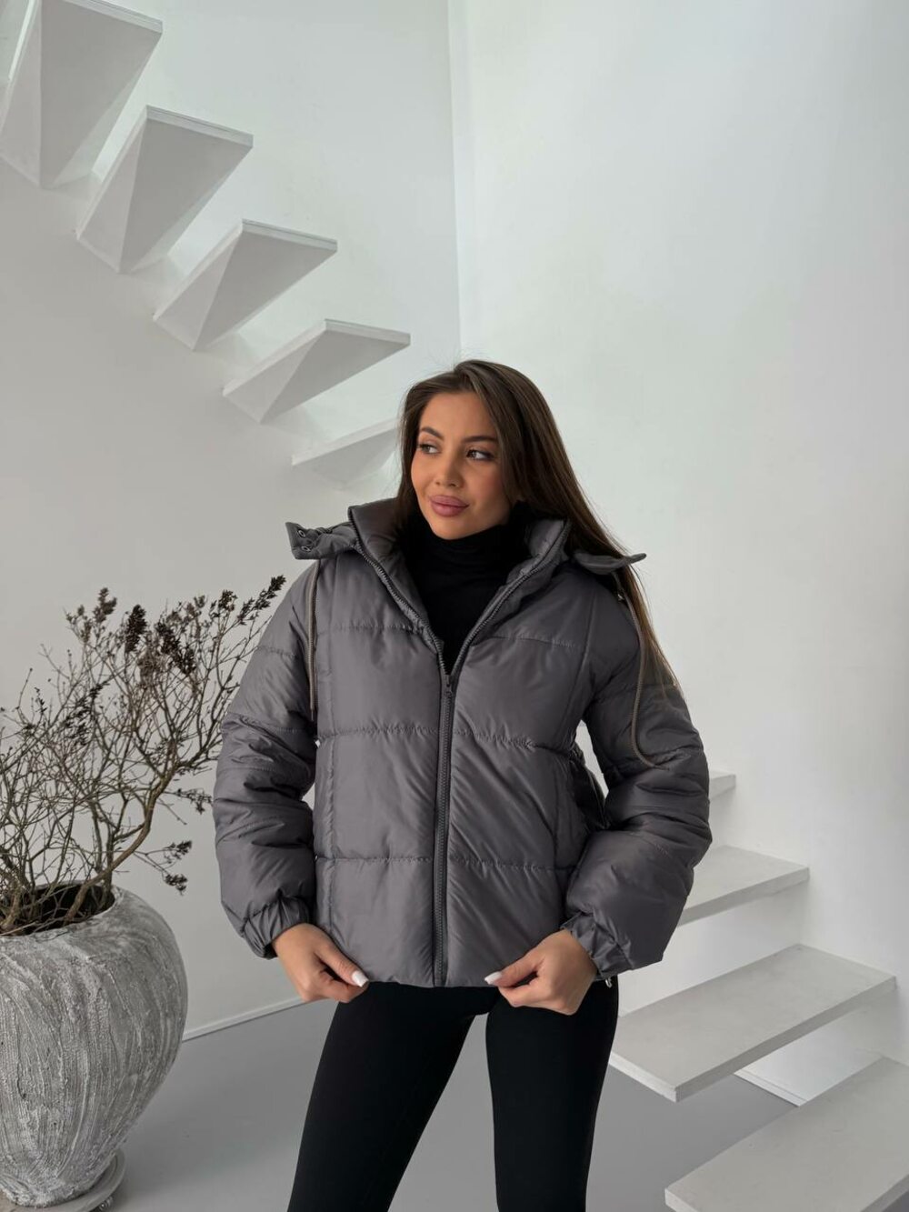 Жіноча стьобана куртка укорочена у відтінку сірого кольору