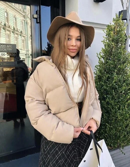 Красивая укороченная курточка бежевого цвета