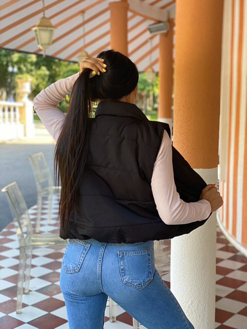 Короткий жіночий жилет