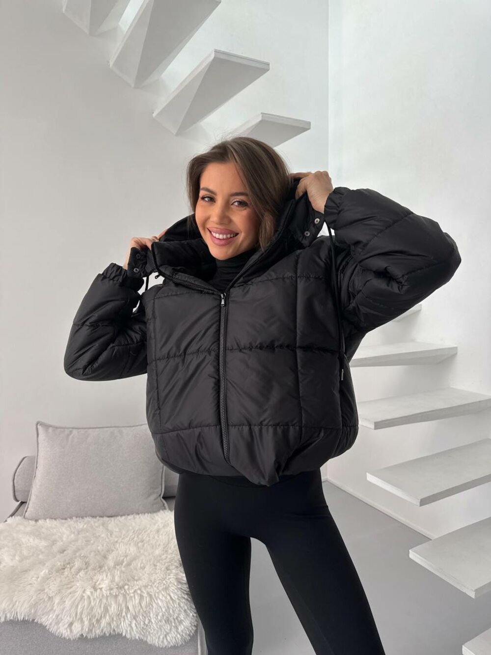 Жіноча стьобана куртка вкорочена в чорному кольорі.