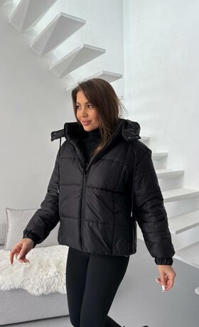 Жіноча стьобана куртка вкорочена в чорному кольорі.