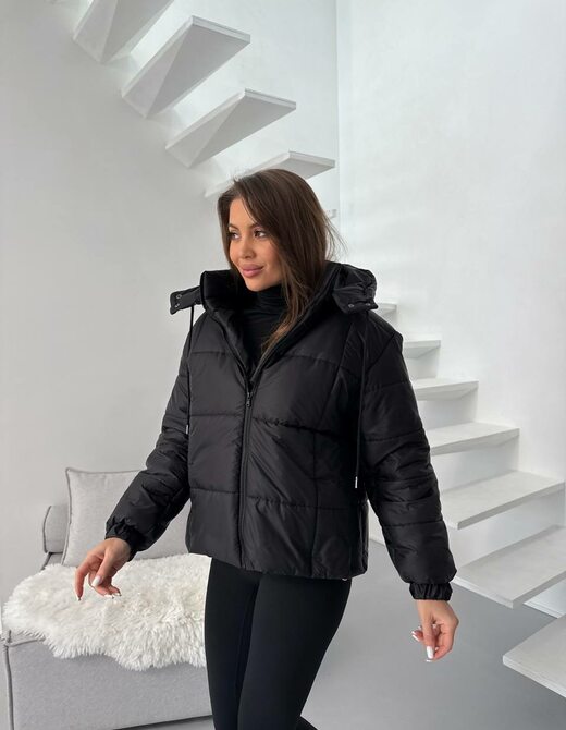 Жіноча стьобана куртка вкорочена в чорному кольорі.