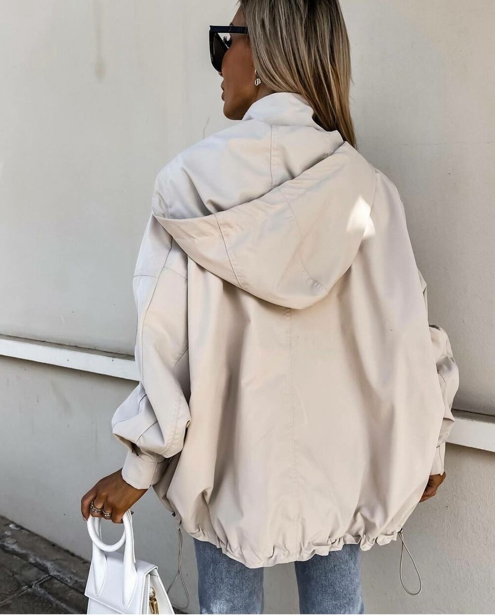 Жіноча світло-бежева вітровка з кишенями