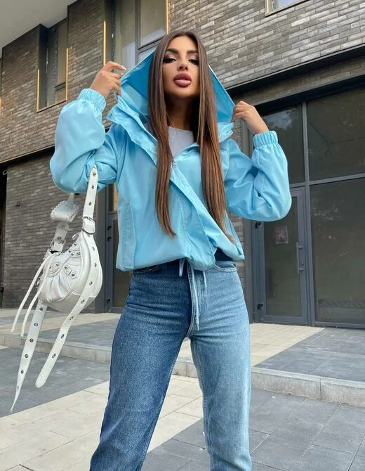 Ветровка с капюшоном на подкладке голубая