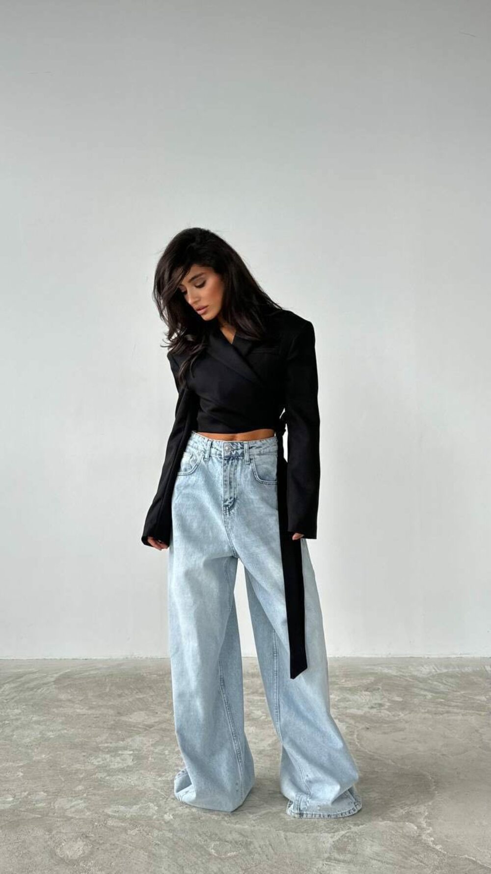 Укорочений піджак на зав'язках із плічками, колір чорний.