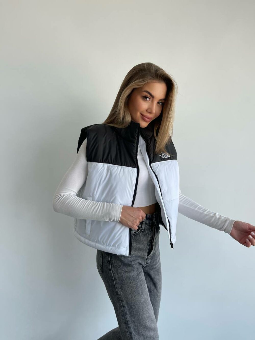 Модна жилетка з накаткою двоколірна біла