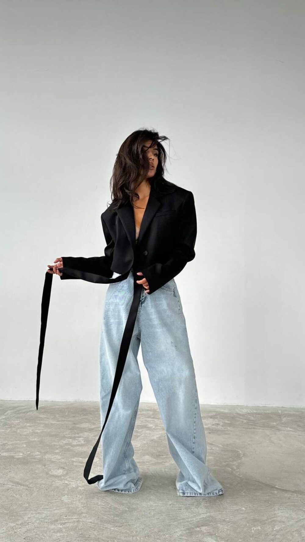 Укорочений піджак на зав'язках із плічками, колір чорний.