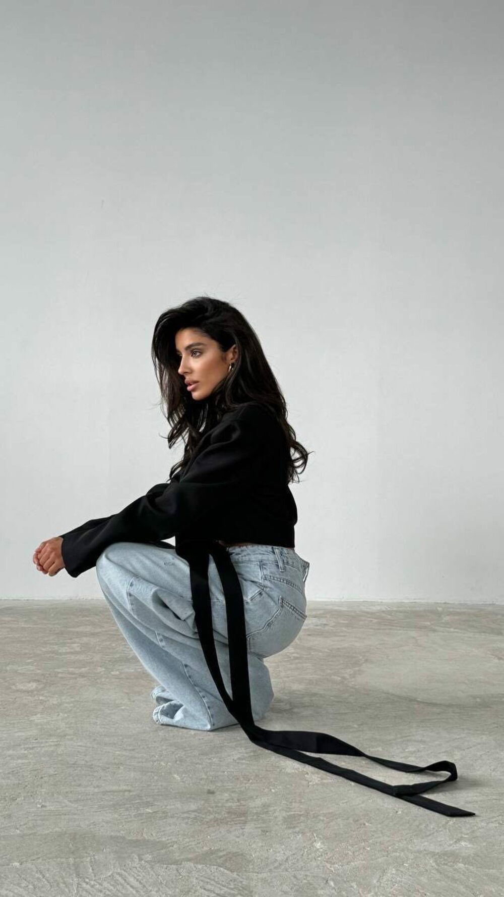 Укорочений піджак на зав'язках із плічками, колір чорний.