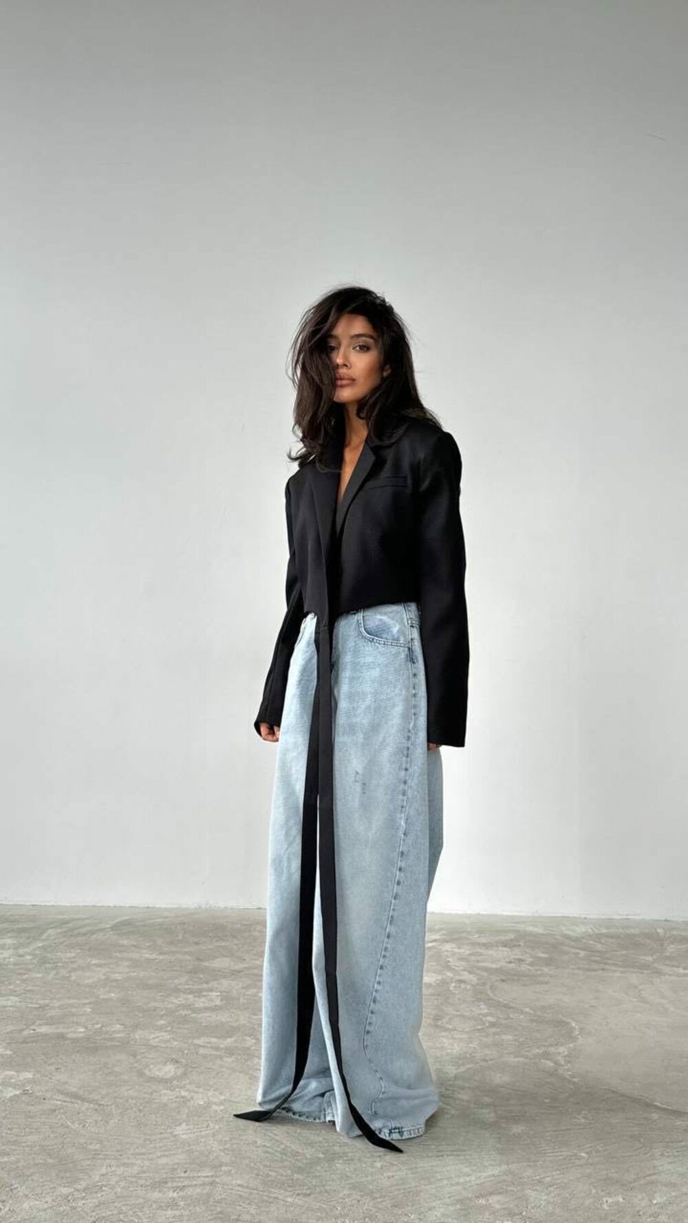 Укорочений піджак на зав'язках із плічками, колір чорний.