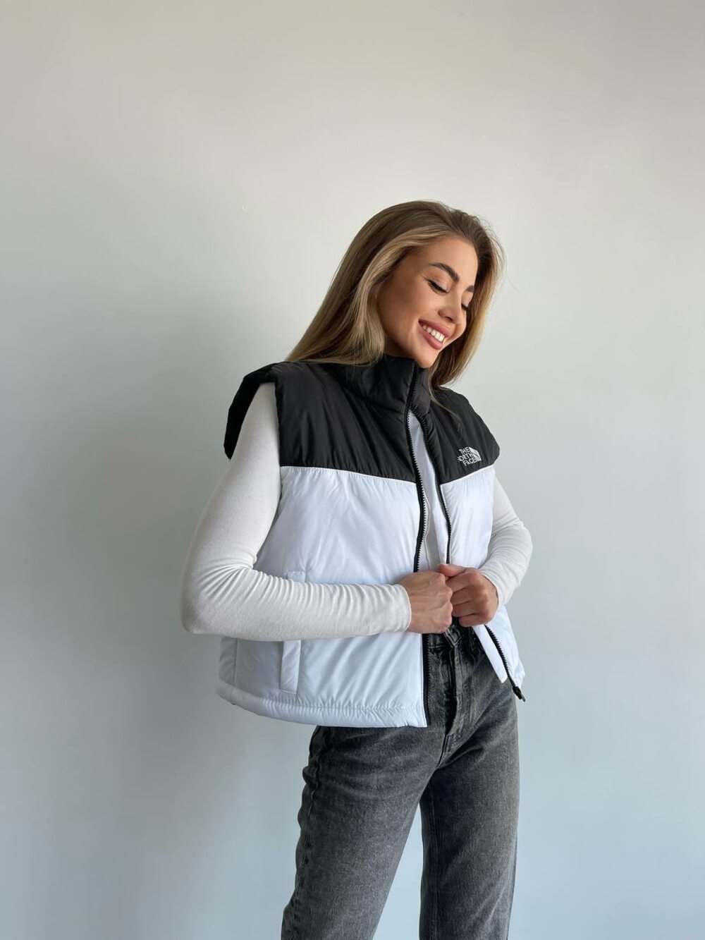 Модна жилетка з накаткою двоколірна біла