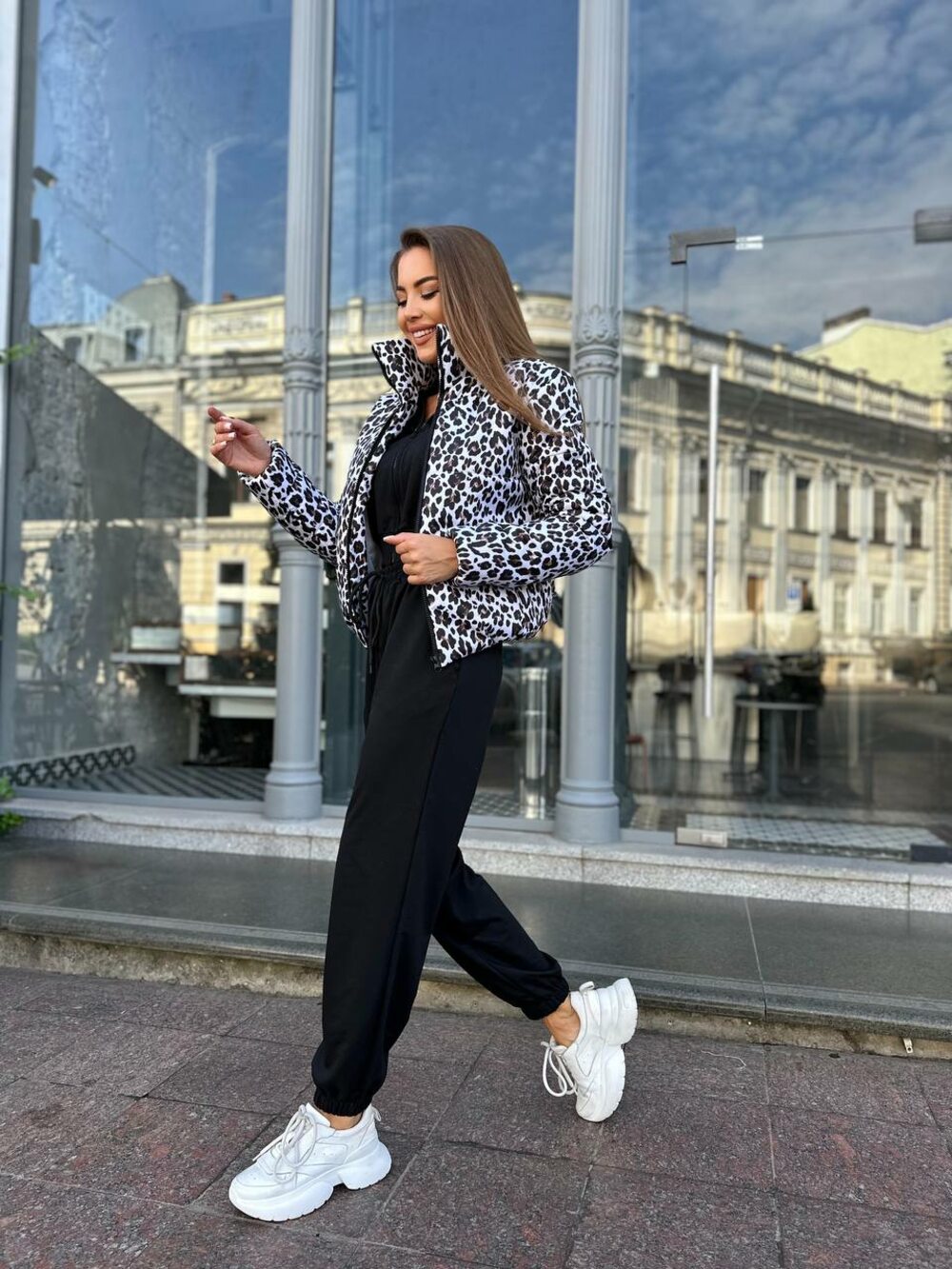 Куртка коротка принт леопард колір біло-чорний