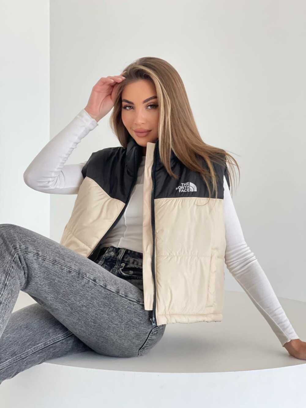 Модна жилетка з накаткою двокольорова бежева