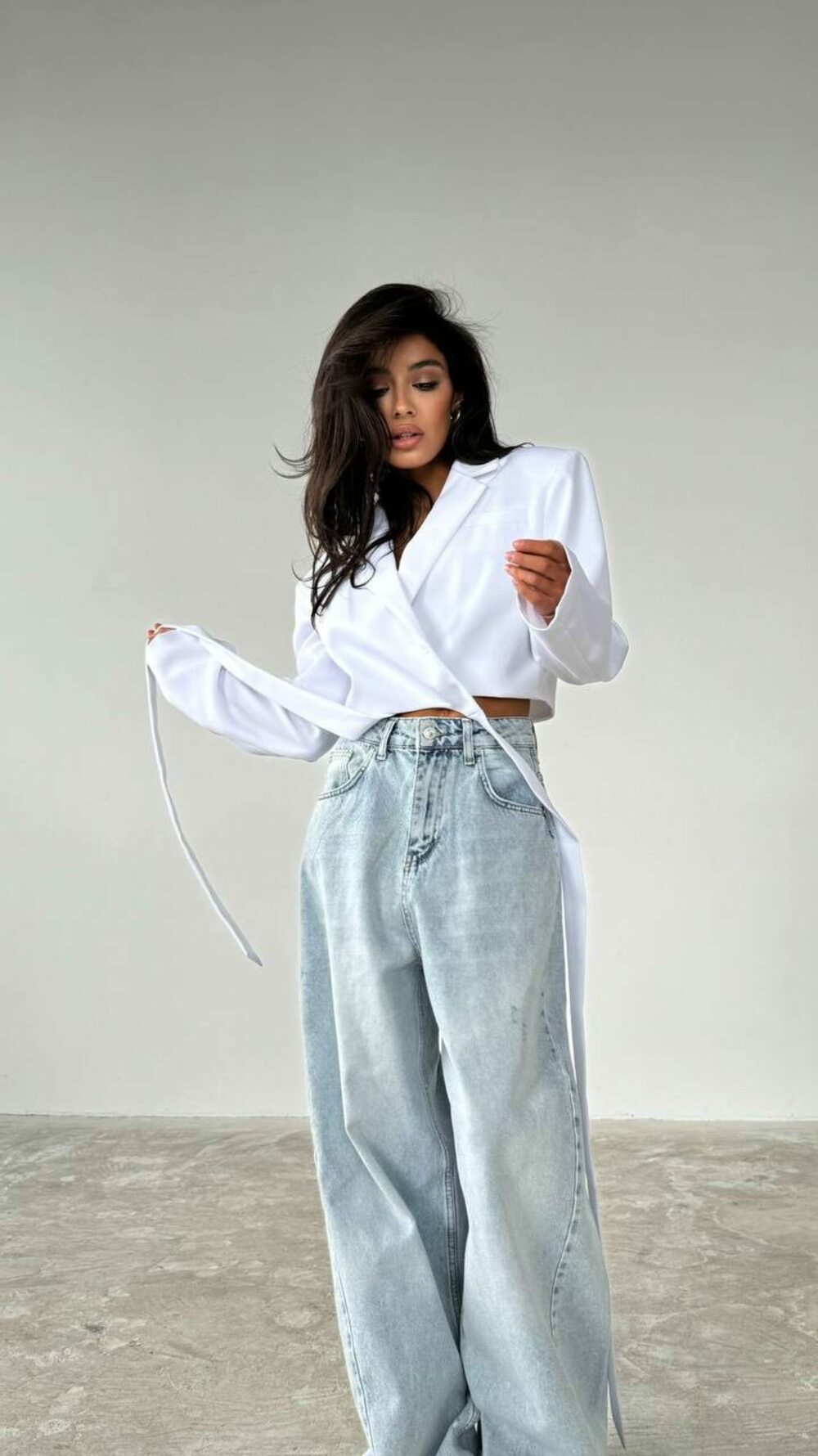 Укорочений піджак на зав'язках із плічками, колір білий.