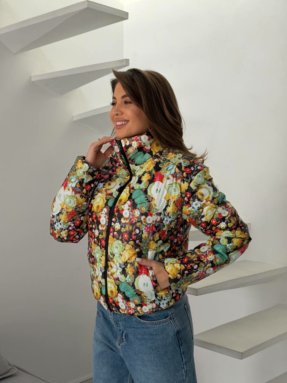 Куртка весняна стьобана з квітковим принтом колір чорний