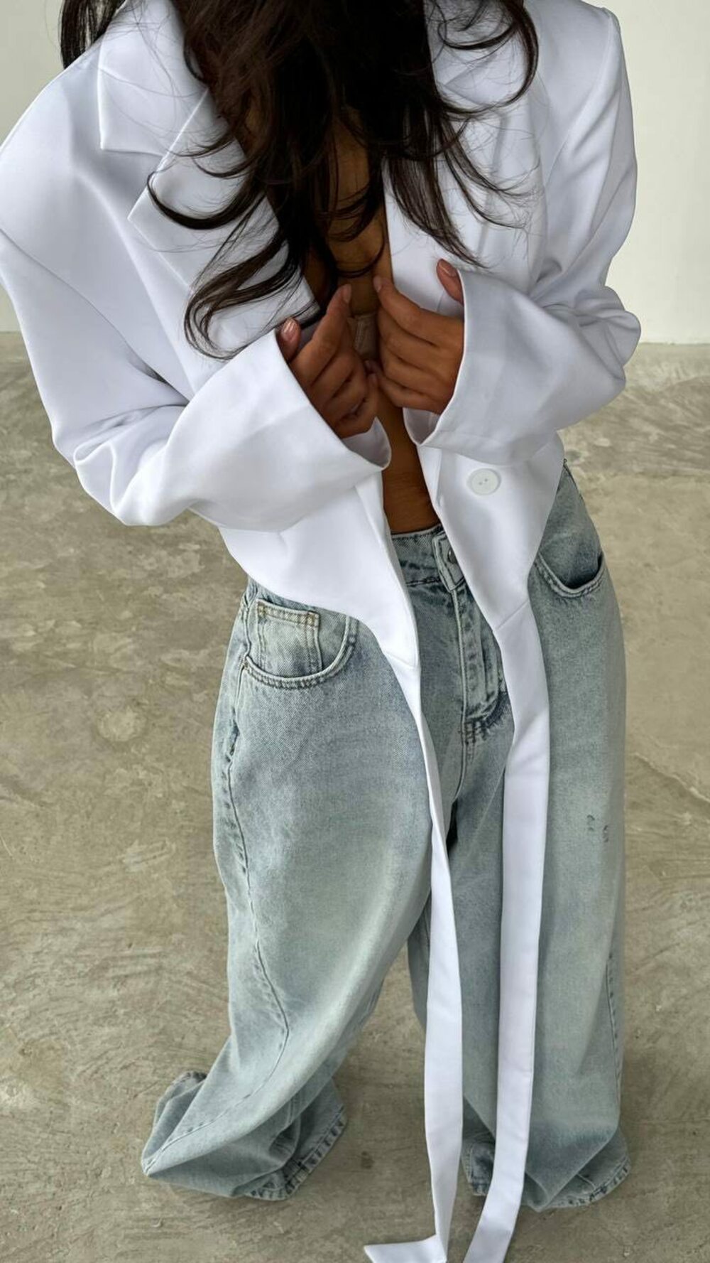 Укорочений піджак на зав'язках із плічками, колір білий.