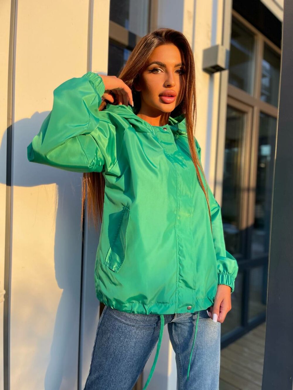 Ветровка с капюшоном на подкладке зеленая