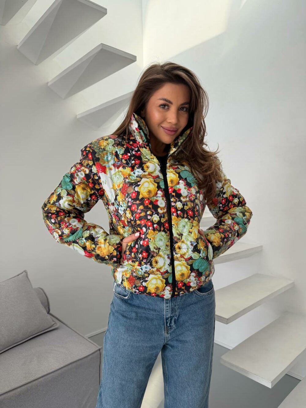 Куртка весняна стьобана з квітковим принтом колір чорний