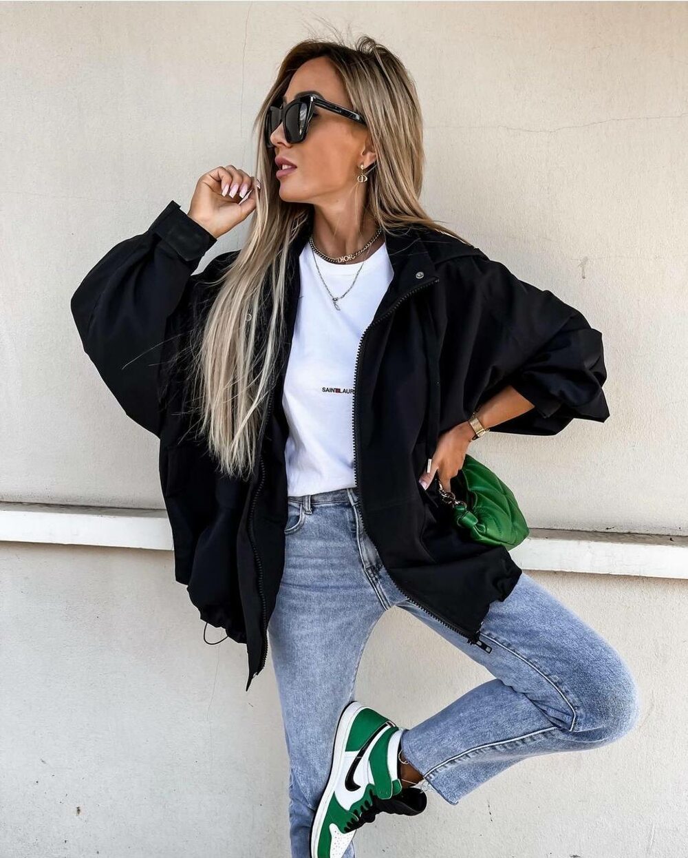 Жіноча ветровка чорного кольору з кишенями