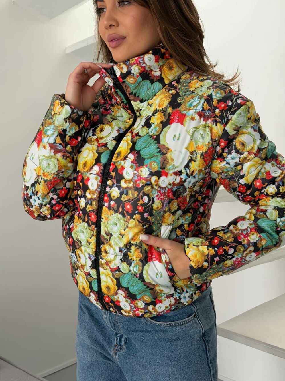 Куртка весняна стьобана з квітковим принтом колір чорний