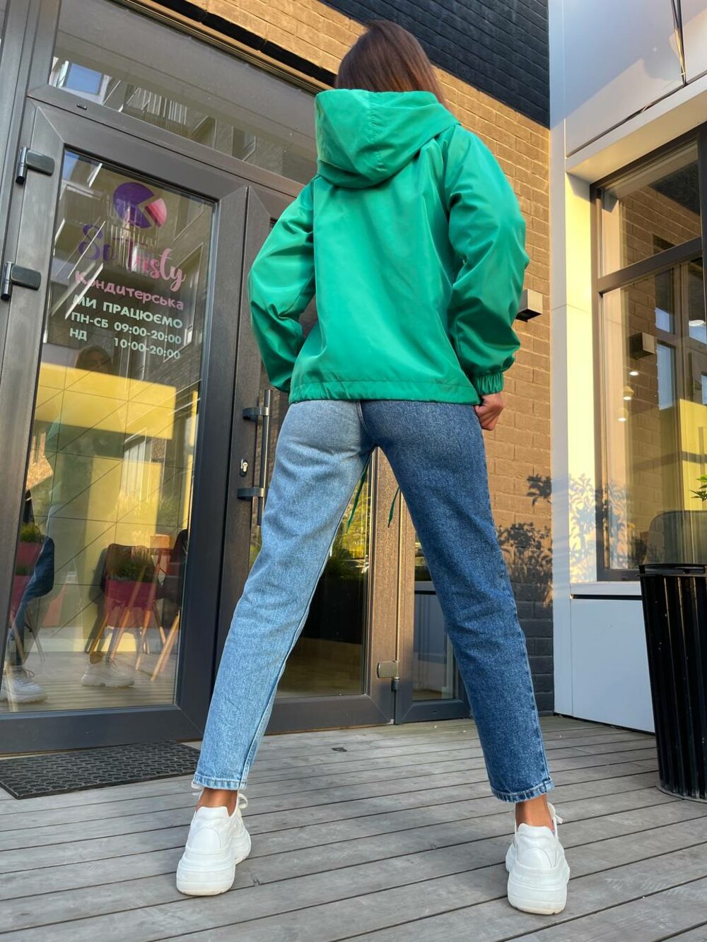 Ветровка с капюшоном на подкладке зеленая