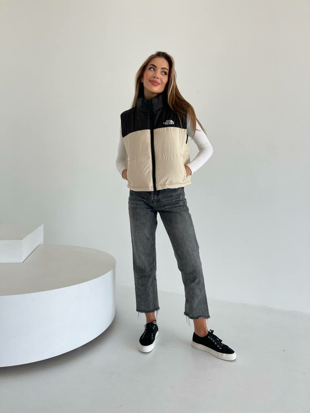 Модна жилетка з накаткою двокольорова бежева