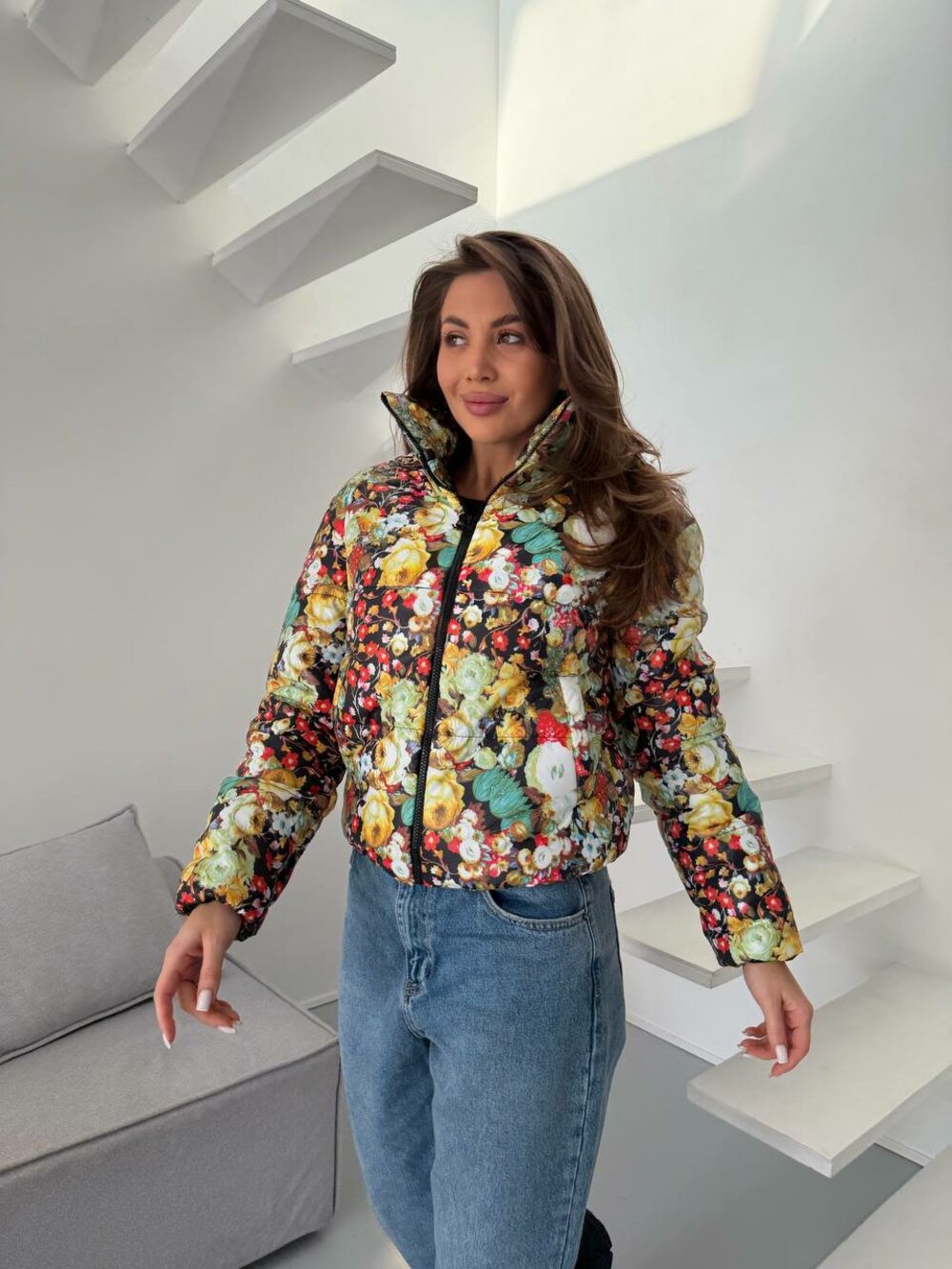 Куртка весняна стьобана з квітковим принтом колір чорний