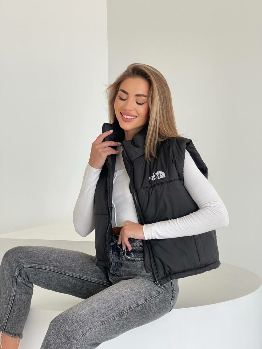 Модний жилет з накаткою чорного кольору