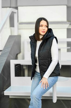Жилетка стеганая, капюшон не отстегивается, цвет черный
