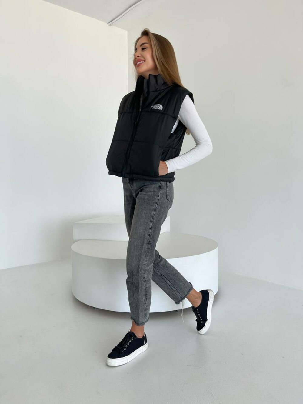 Модний жилет з накаткою чорного кольору