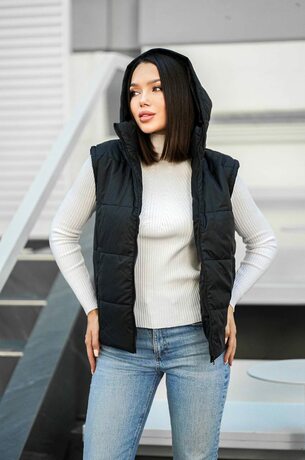 Жилетка стеганая, капюшон не отстегивается, цвет черный