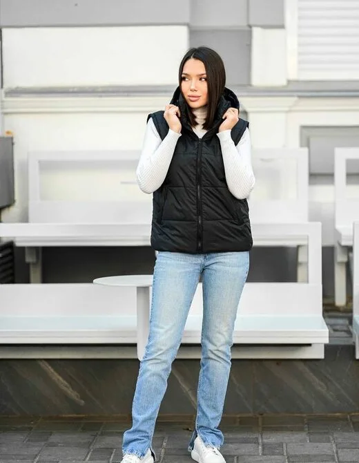 Жилетка стеганая, капюшон не отстегивается, цвет черный