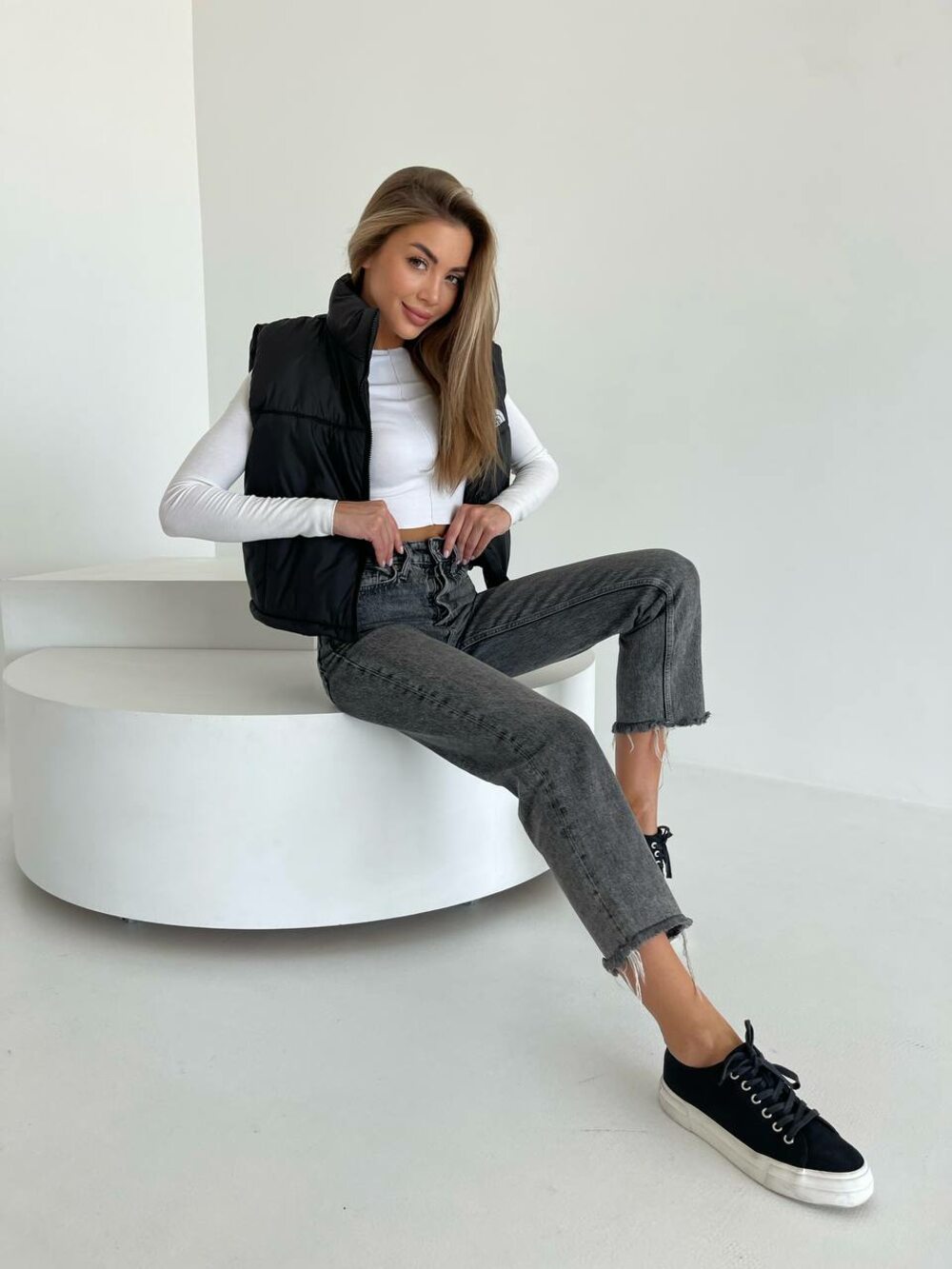 Модний жилет з накаткою чорного кольору