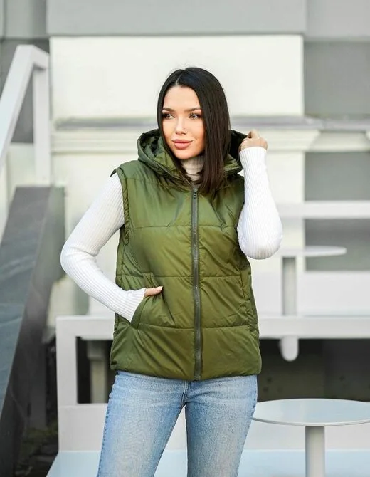 Жилетка стеганая, капюшон не отстегивается, цвет хаки