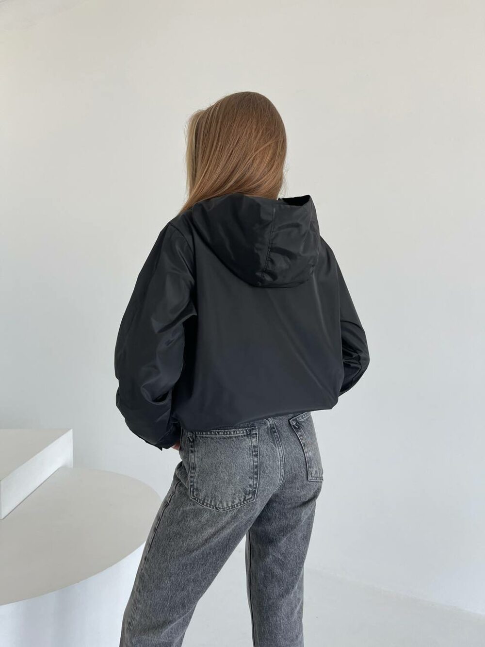 Модная легкая ветровка цвет черный