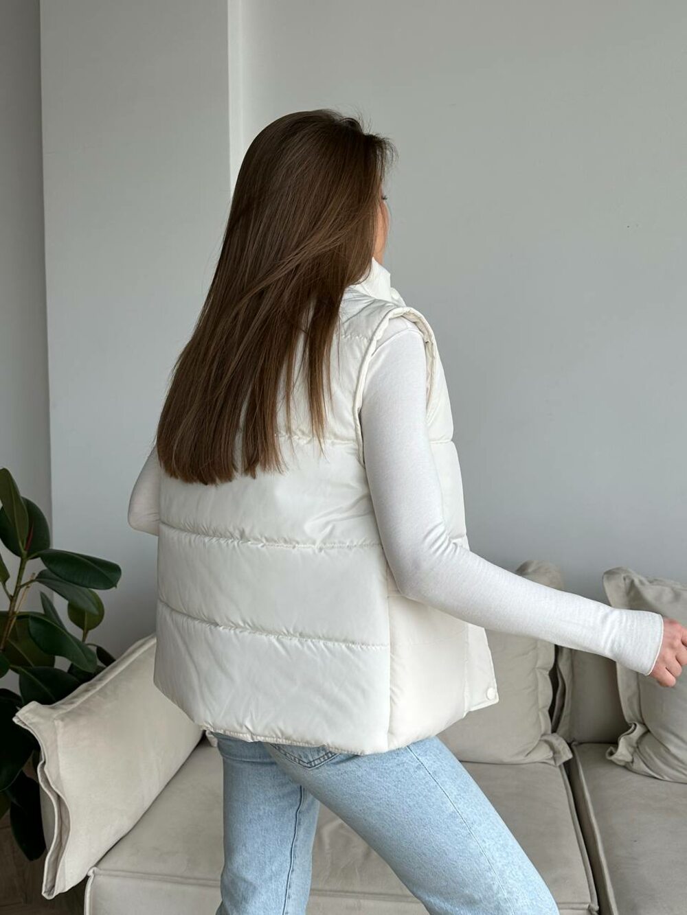 Жилетка біла з кнопками та коміром