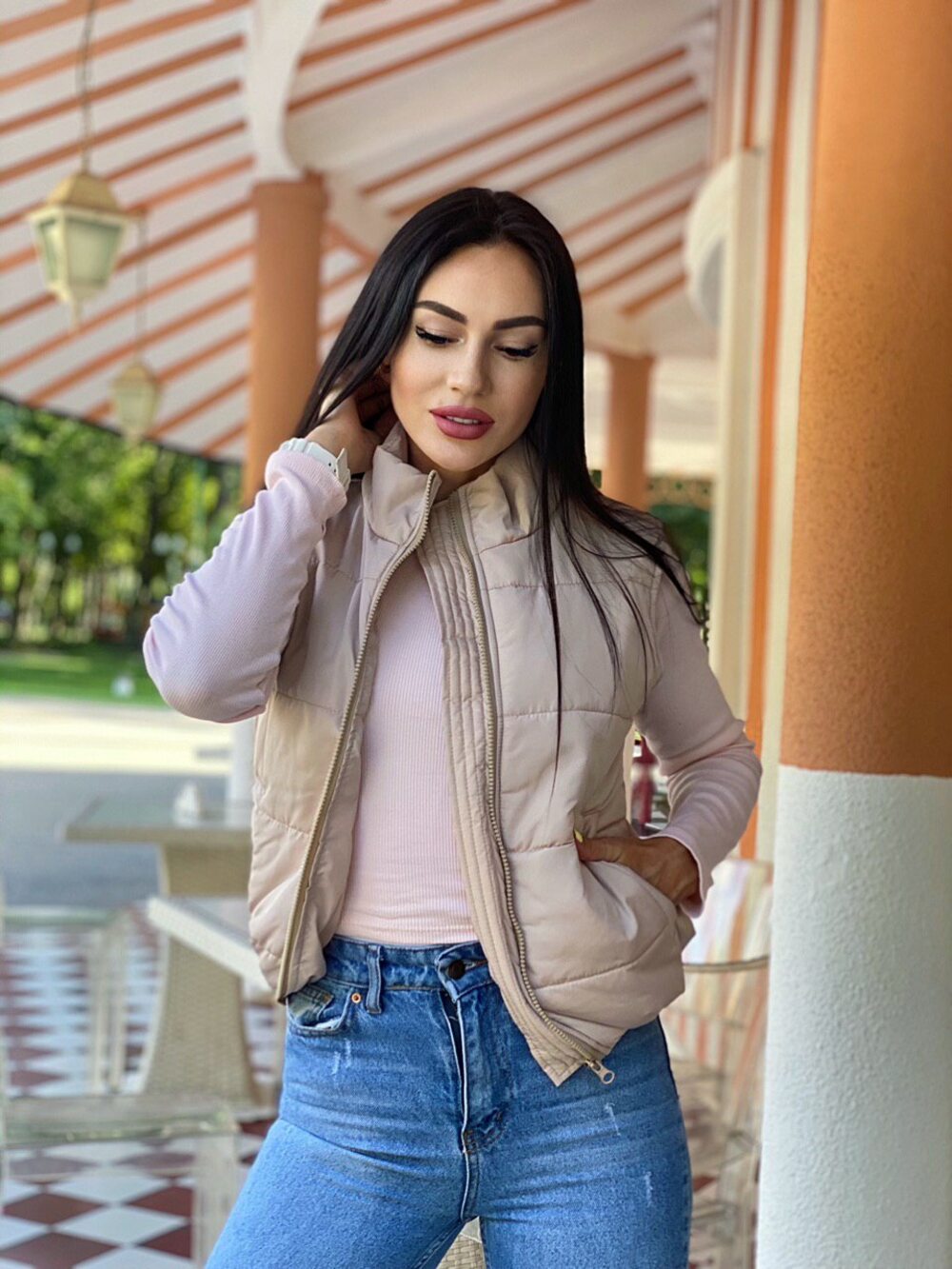 Короткая жилетка капучино