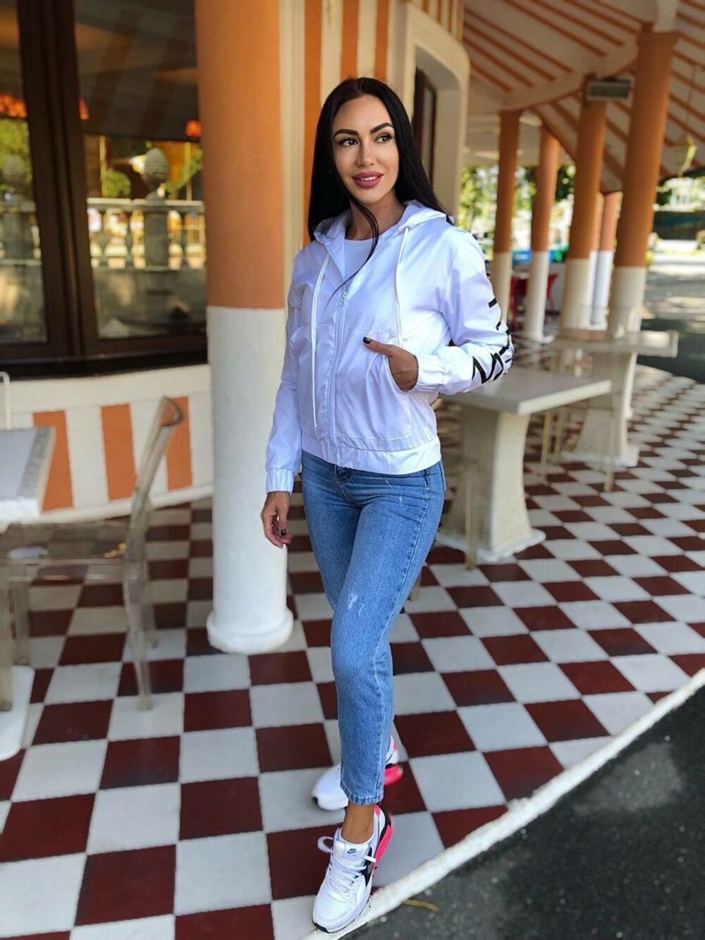 Белая осенняя ветровка на подкладе